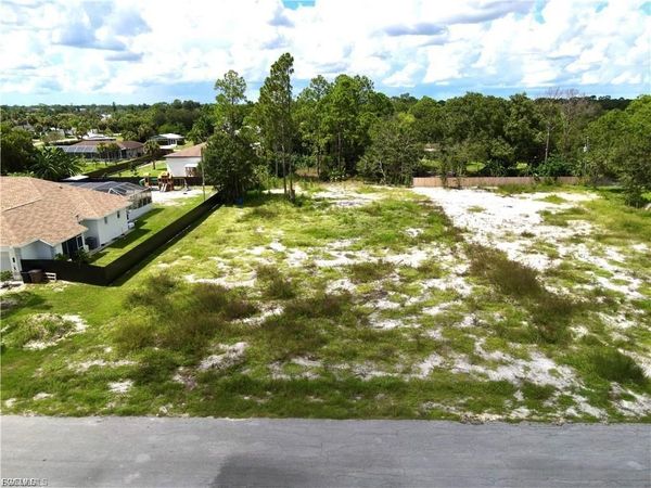 607 Columbus AVE , LEHIGH ACRES, FL 33972