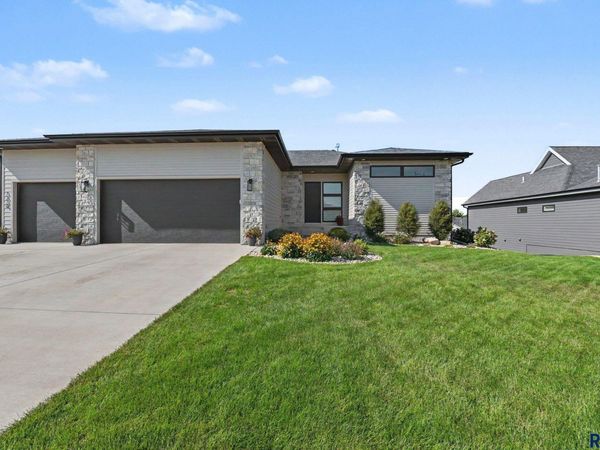 7320 E Twin Pines Ct, Sioux Falls, SD 57110
