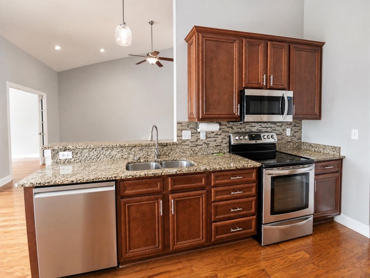 9181 Abingdon Dr. Photo 5