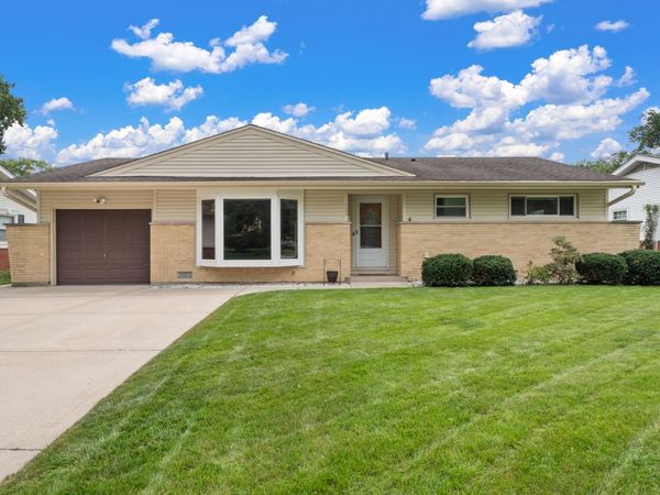 109 Crest Avenue , Elk Grove Village, IL 60007