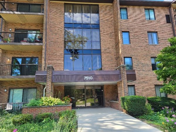 7510 FARMINGDALE Drive , Unit 204, Darien, IL 60561