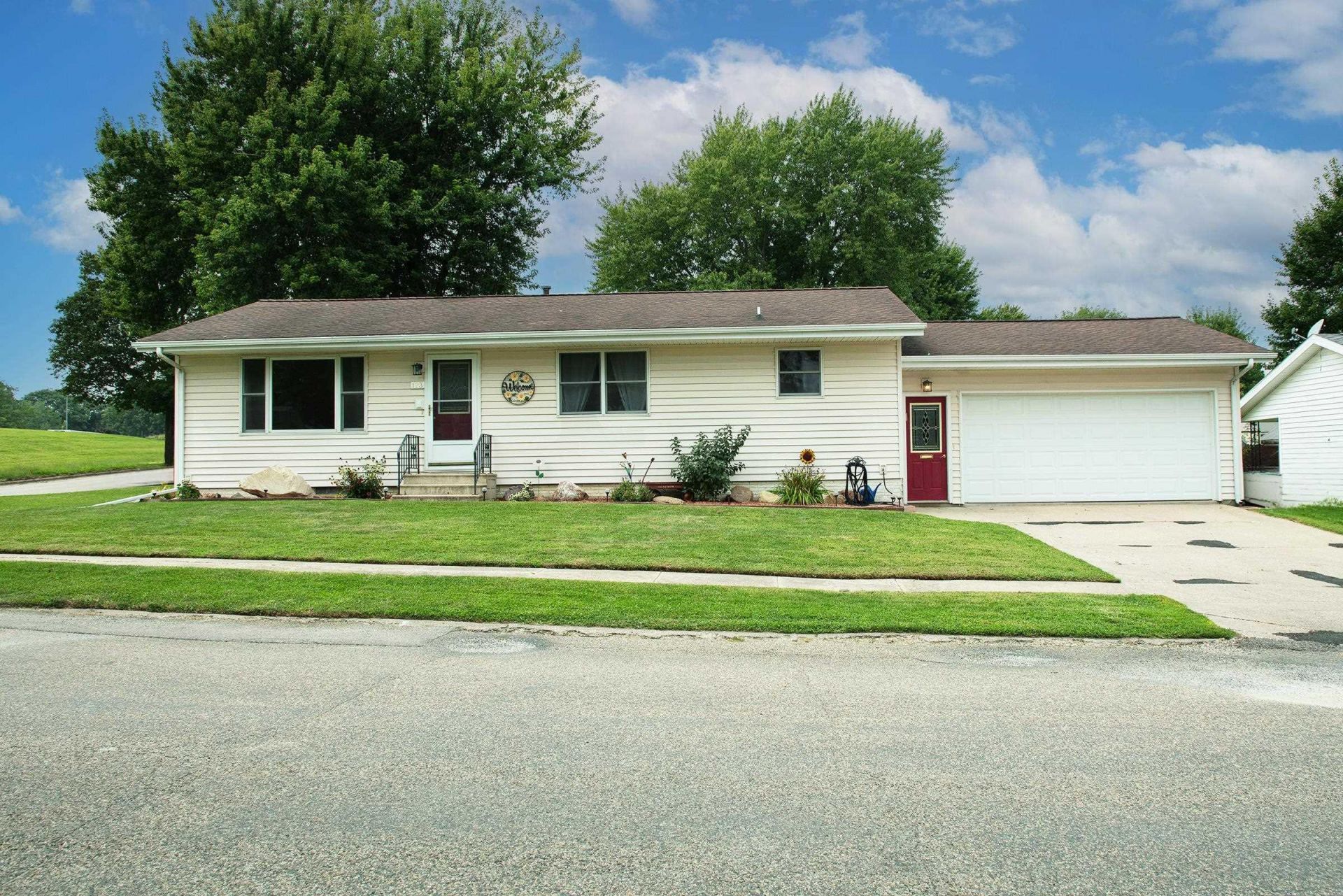 123 Hillcrest Drive, Reinbeck, IA 50669 Main Photo