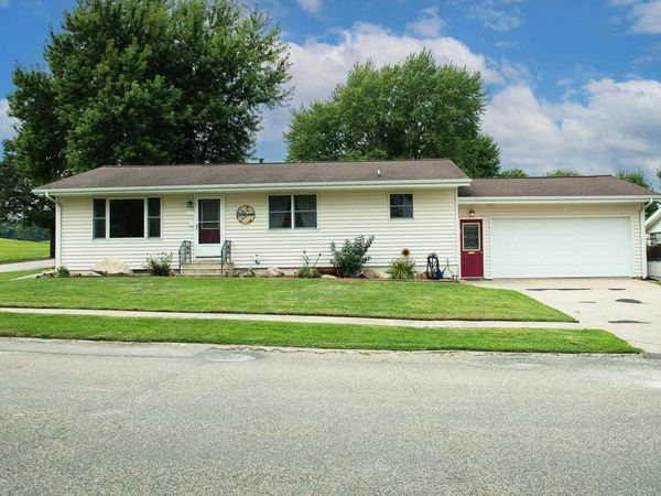 123 Hillcrest Drive, Reinbeck, IA 50669