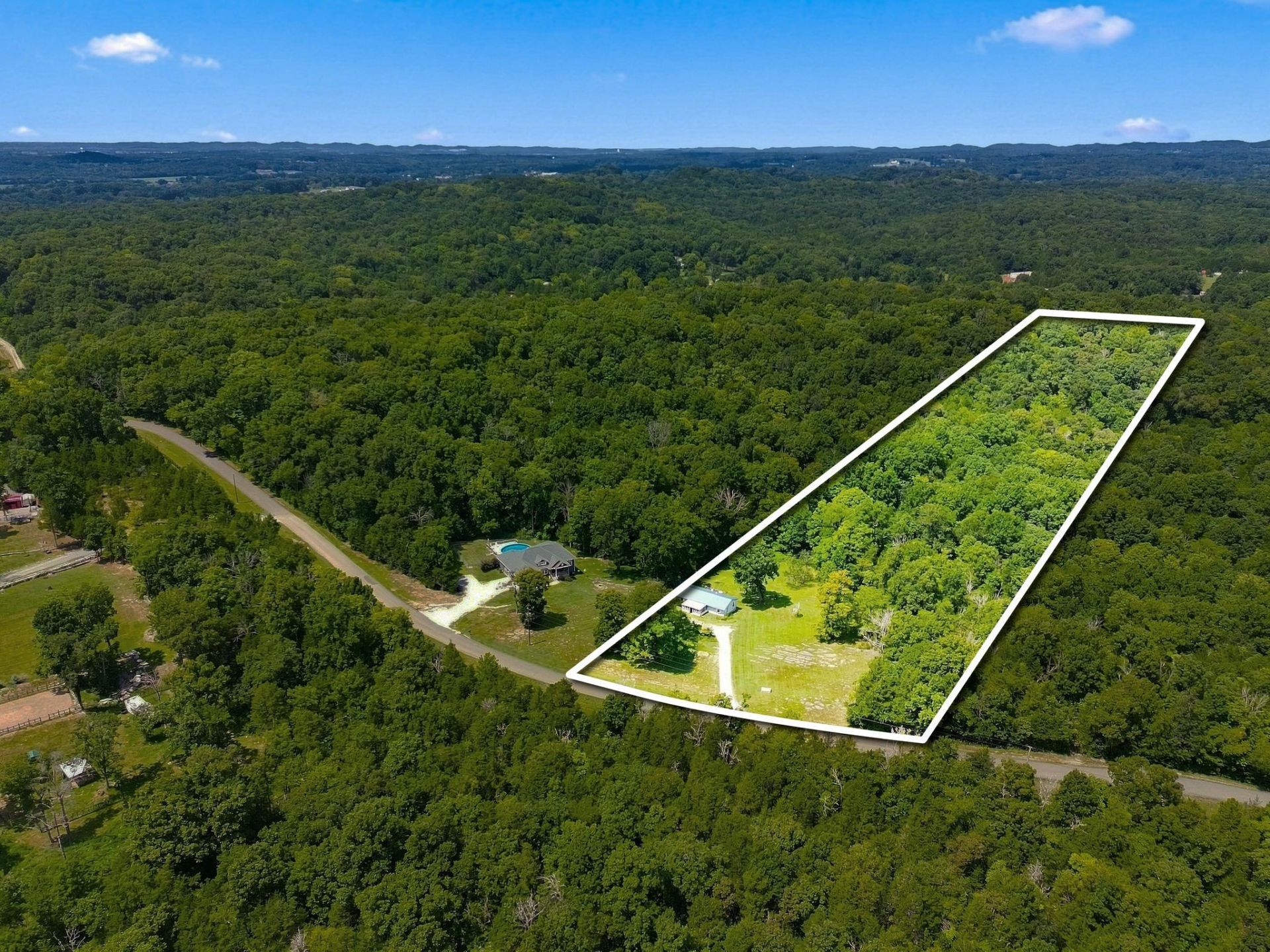 5462 Creek View Rd, Columbia, TN 38401 Main Photo