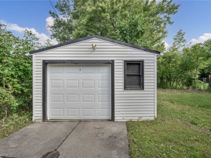 17419 Lotus Drive, Cleveland, OH 44128 Photo 34