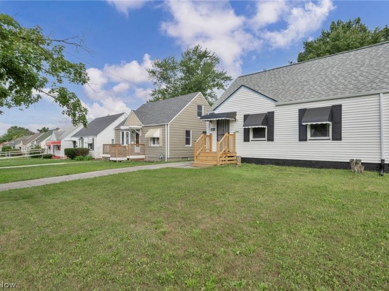 17419 Lotus Drive, Cleveland, OH 44128 Photo 4