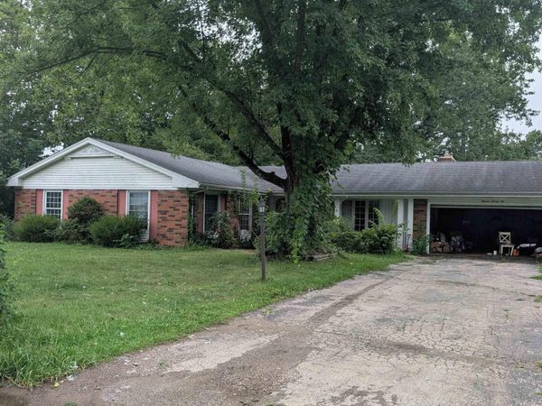 1322 Riding Mall Drive, South Bend, IN 46614
