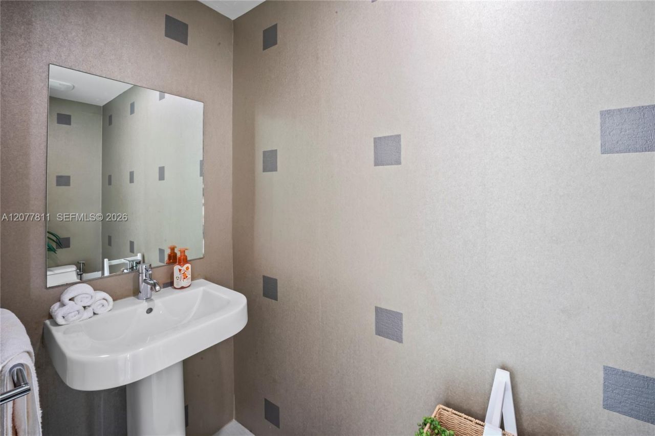 1040 Biscayne Blvd , Unit 3203, Miami, FL 33132 Photo
