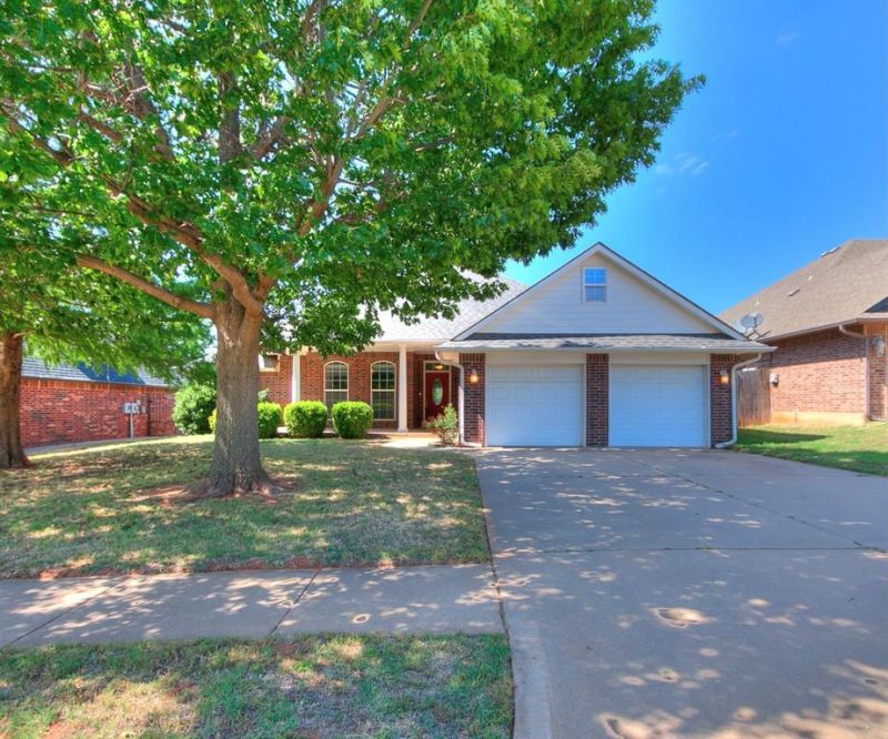 309 E Richmond Terrace, Mustang, OK 73064 Main Photo