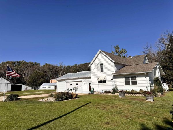 2881 Silver Ave, Sanborn, IA 51248