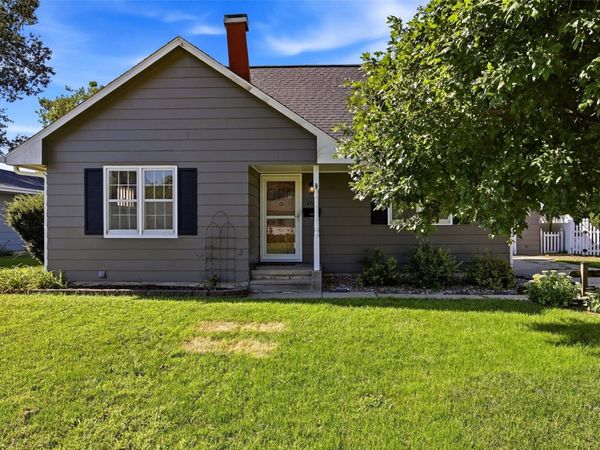 1565 Brockman Ave, Marion, IA 52302