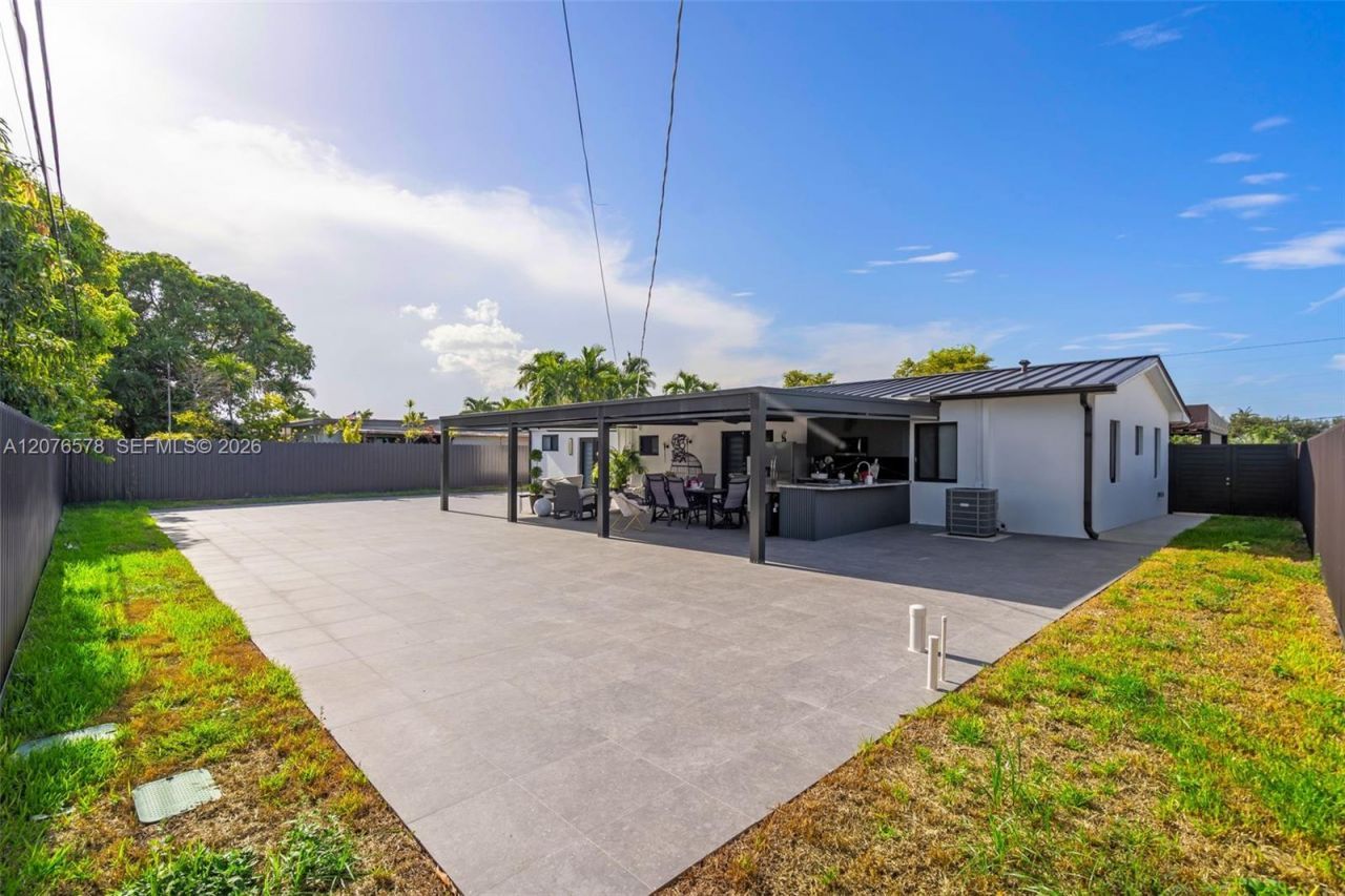 1270 W 64th Ter, Hialeah, FL 33012 Photo