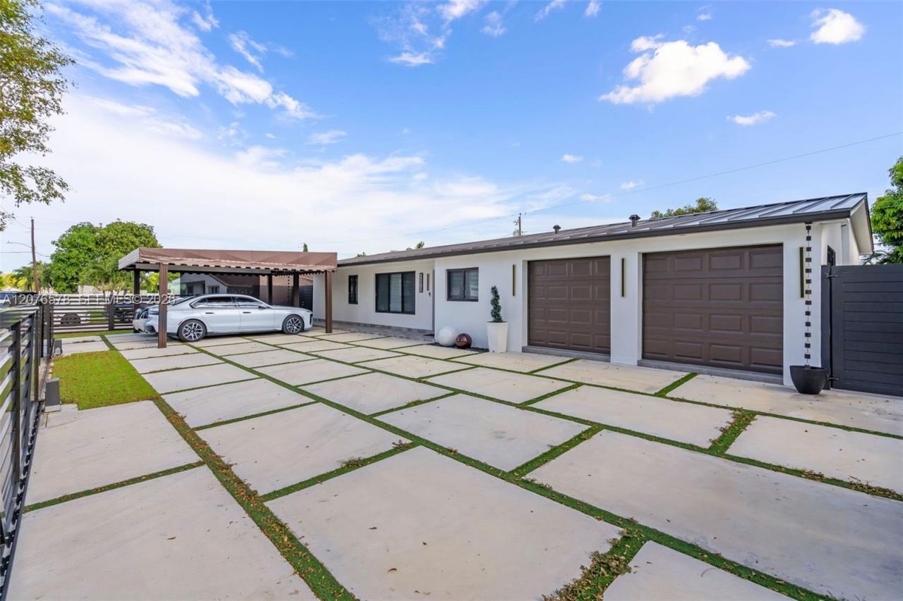 1270 W 64th Ter, Hialeah, FL 33012 Photo