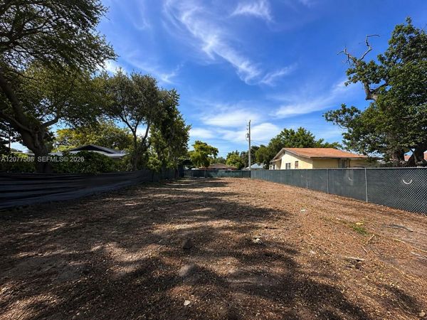 250 NW 51st St , Miami, FL 33127
