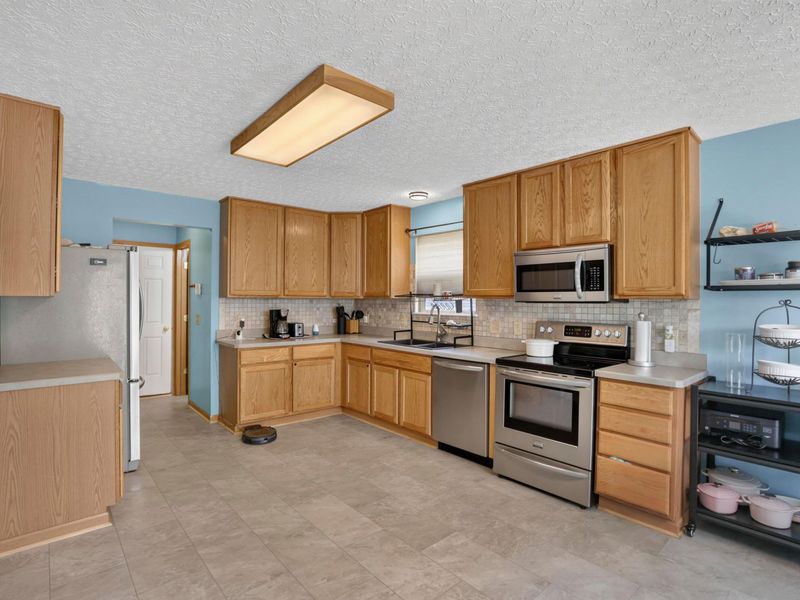 6863 Spring Bloom Drive, Canal Winchester, OH 43110 Photo 12