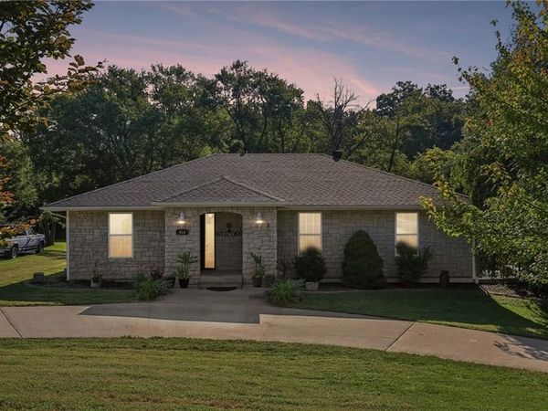 919 Shawnee Street, Tonganoxie, KS 66086