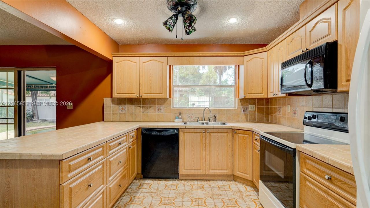 10710 SW 32nd St, Miami, FL 33165 Photo