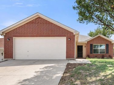 9917 Blue Bell Drive, Fort Worth, TX 76108