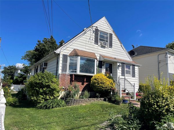 32 Edgewood Road , Port Washington, NY 11050