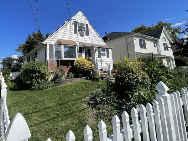 32 Edgewood Road, Port Washington, NY 11050
