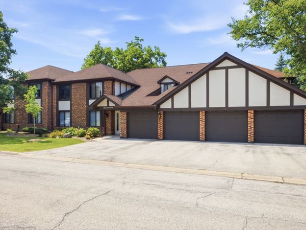 5804 Doe Circle , Unit 6, Westmont, IL 60559