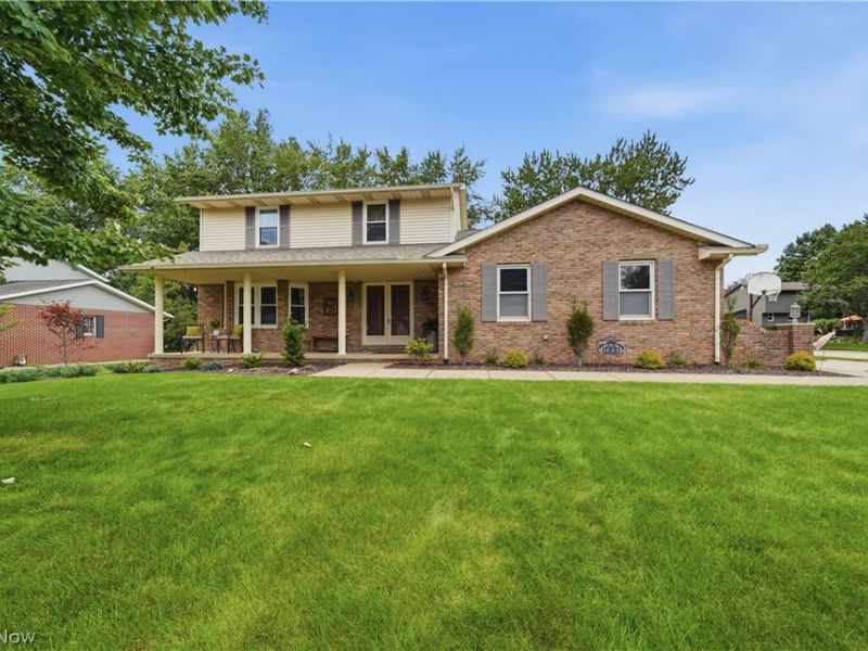 1633 Bennington Circle SW, North Canton, OH 44709 Photo 1