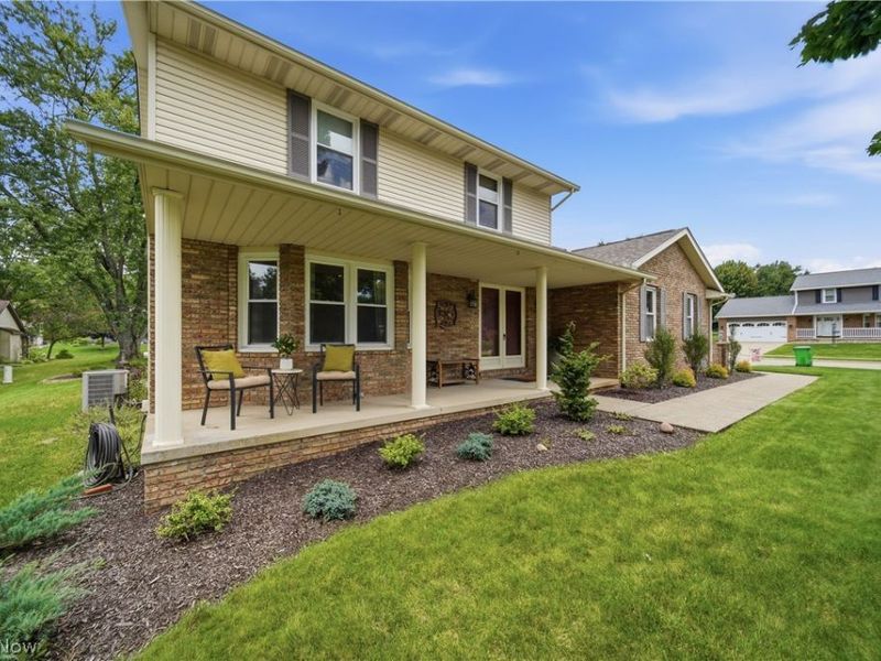 1633 Bennington Circle SW, North Canton, OH 44709 Photo 2