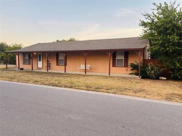 110 N Love Avenue, Florence, TX 76527