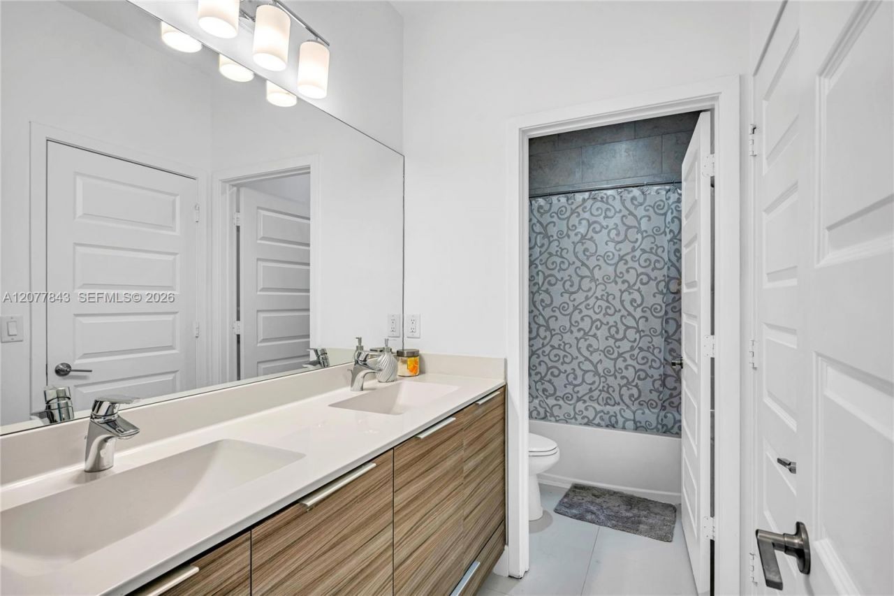 9121 NW 161st Ter , Miami Lakes, FL 33018 Photo