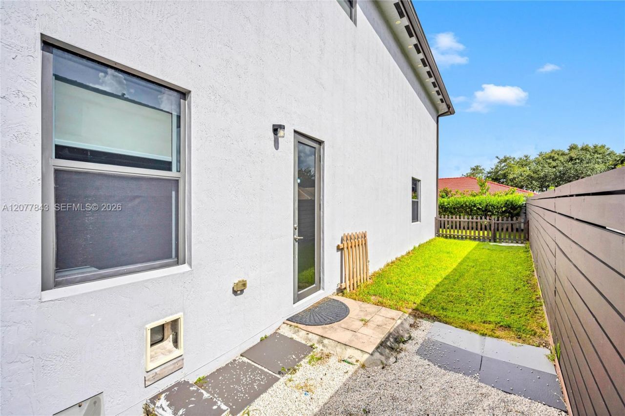 9121 NW 161st Ter , Miami Lakes, FL 33018 Photo