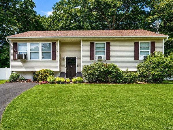 4 Witmer Court , Islandia, NY 11749