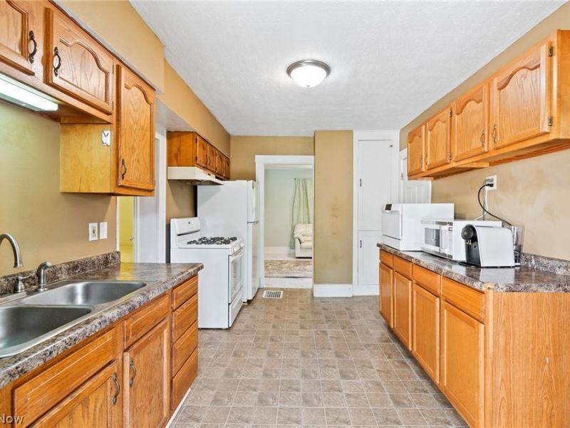 777 Montana Avenue, Akron, OH 44314 Photo 6