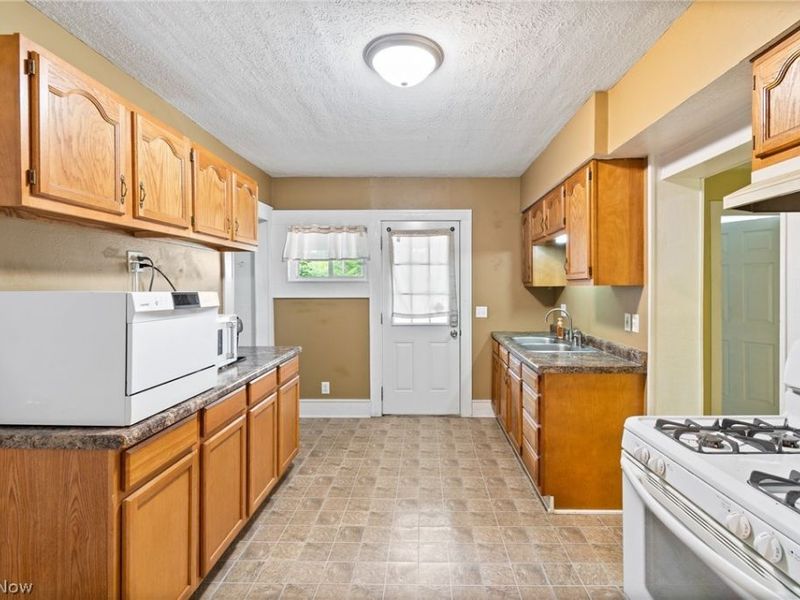 777 Montana Avenue, Akron, OH 44314 Photo 8