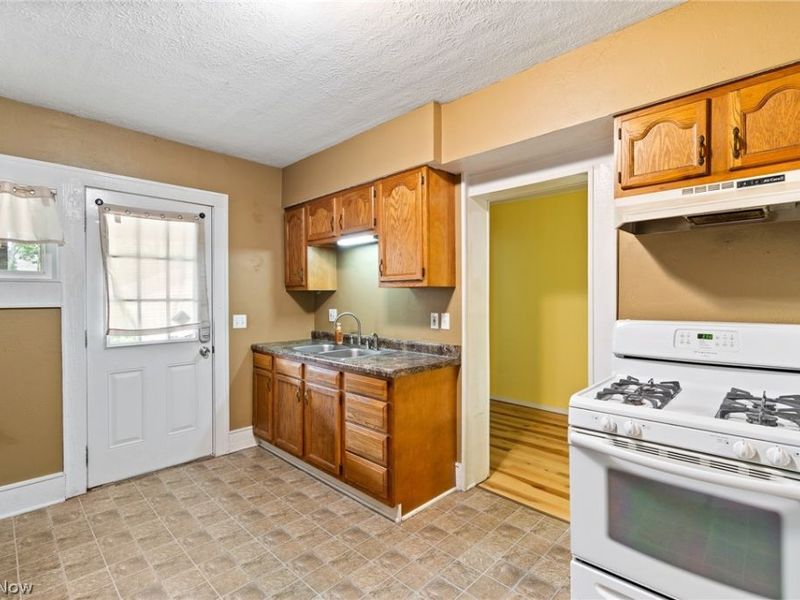 777 Montana Avenue, Akron, OH 44314 Photo 9