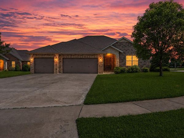 1935 N Pavilion Place, Strafford, MO 65757