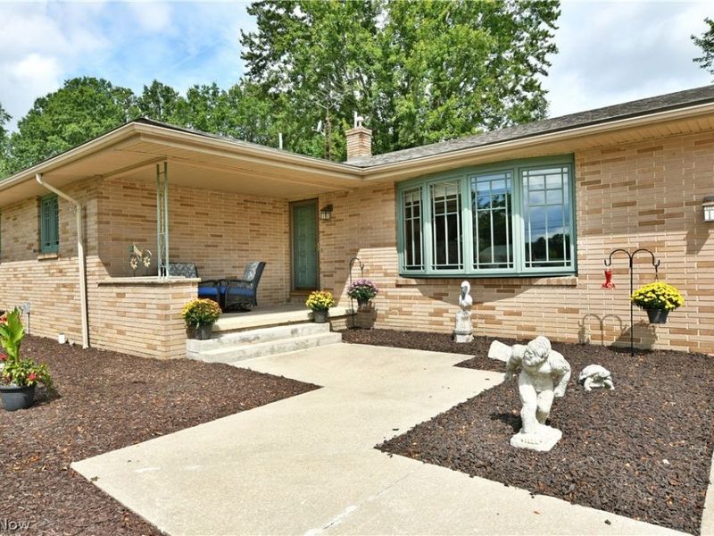 907 Center Street E, Warren, OH 44481 Photo 3
