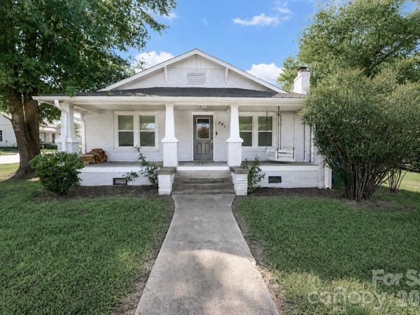 401 N Oakland Avenue , Statesville, NC 28677