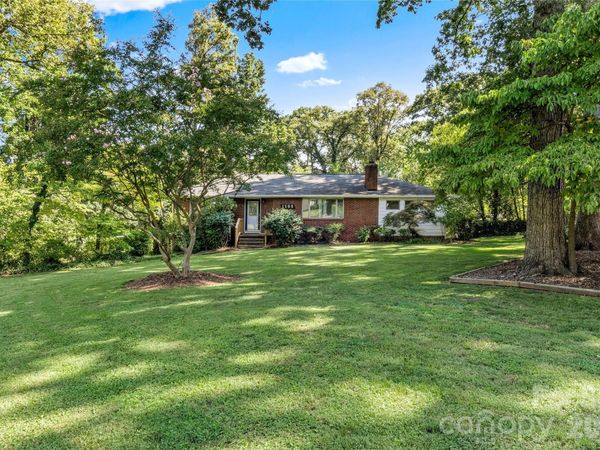 1105 Graystone Drive , Winston Salem, NC 27105