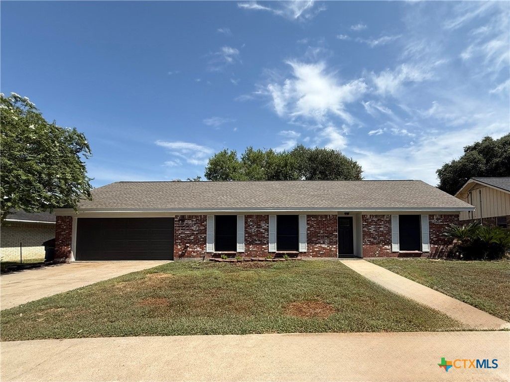 208 Mossy Oaks Lane, Victoria, TX 77904 Main Photo