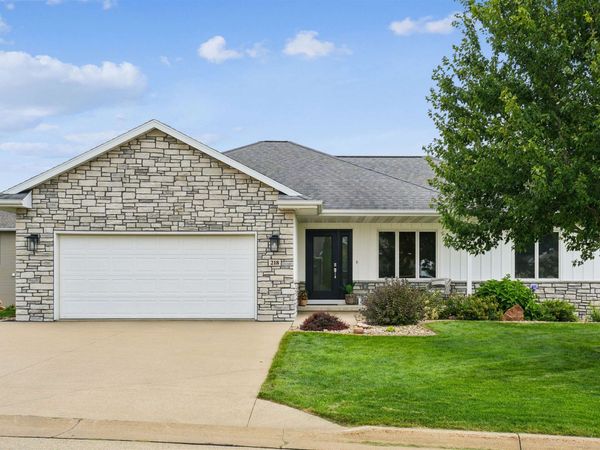 218 Bryn Drive, Peosta, IA 52068