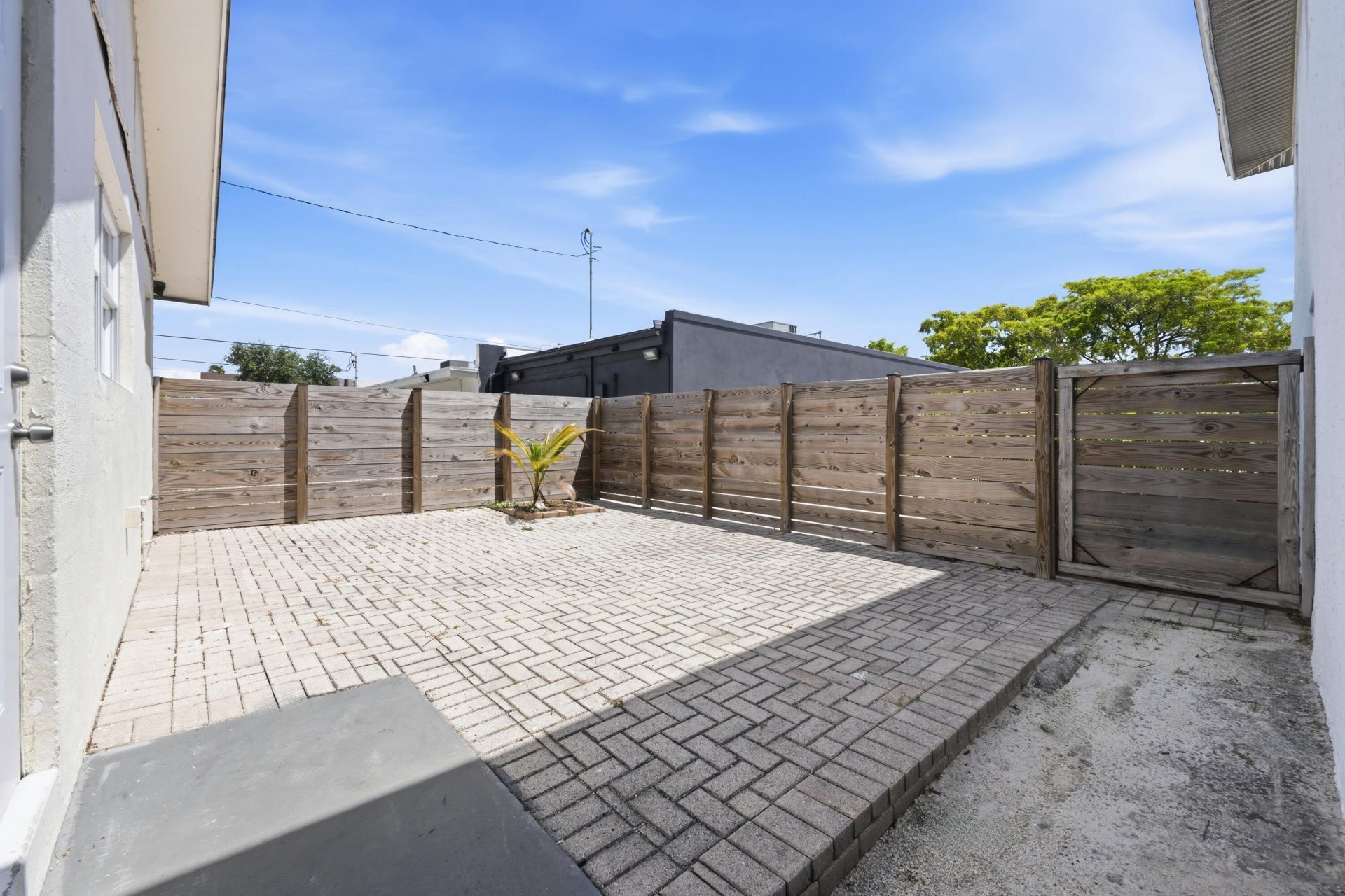 523 N Dixie Highway, Lake Worth Beach, FL 33460 Photo