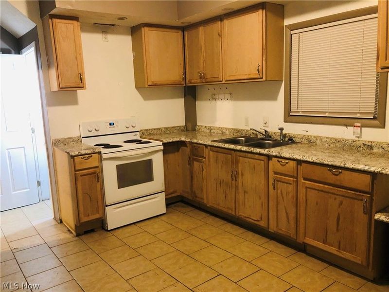 571 East Avenue, Akron, OH 44320 Photo 2