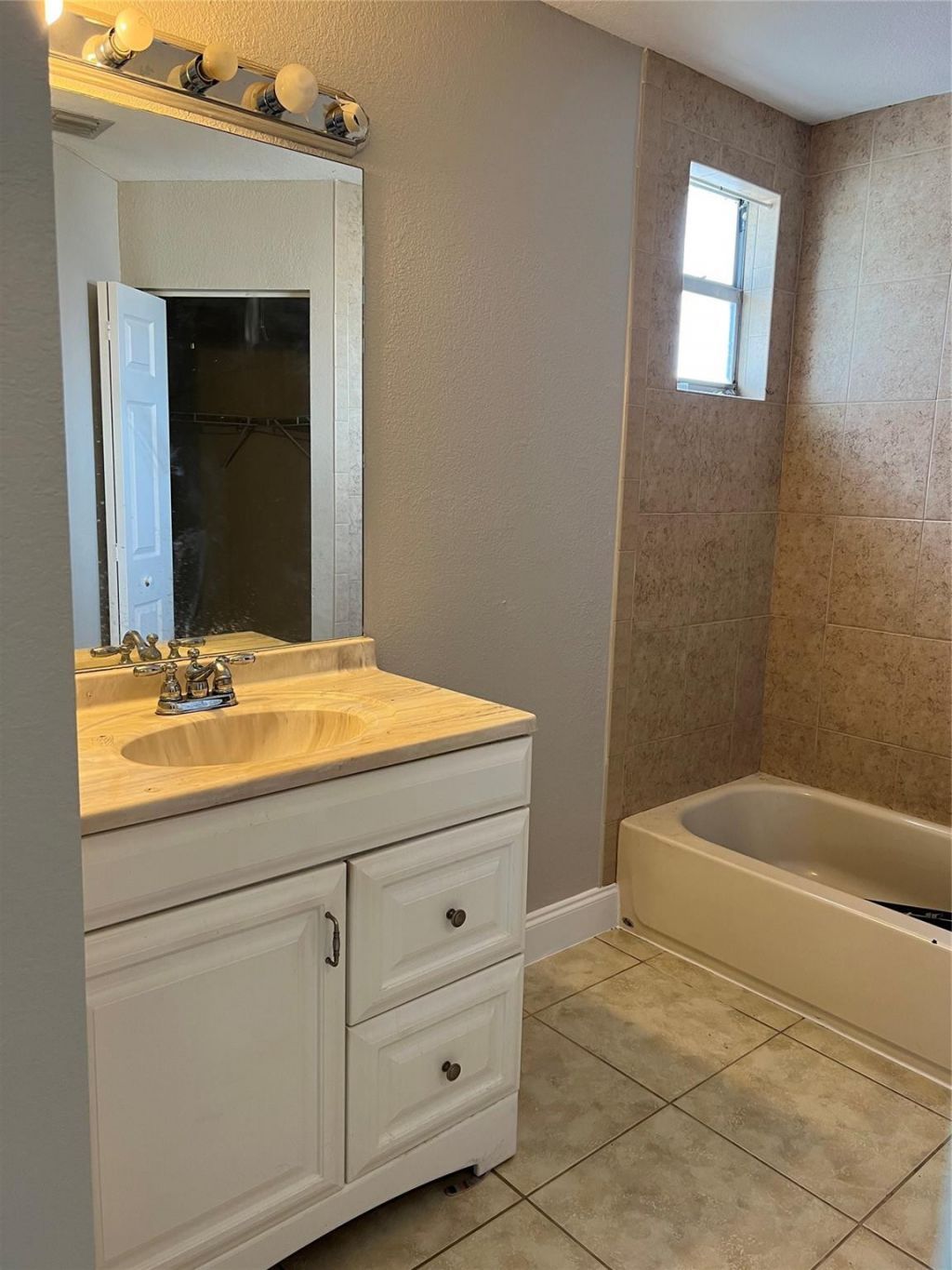 8265 NW 192nd Terrace, Hialeah, FL 33015 Photo