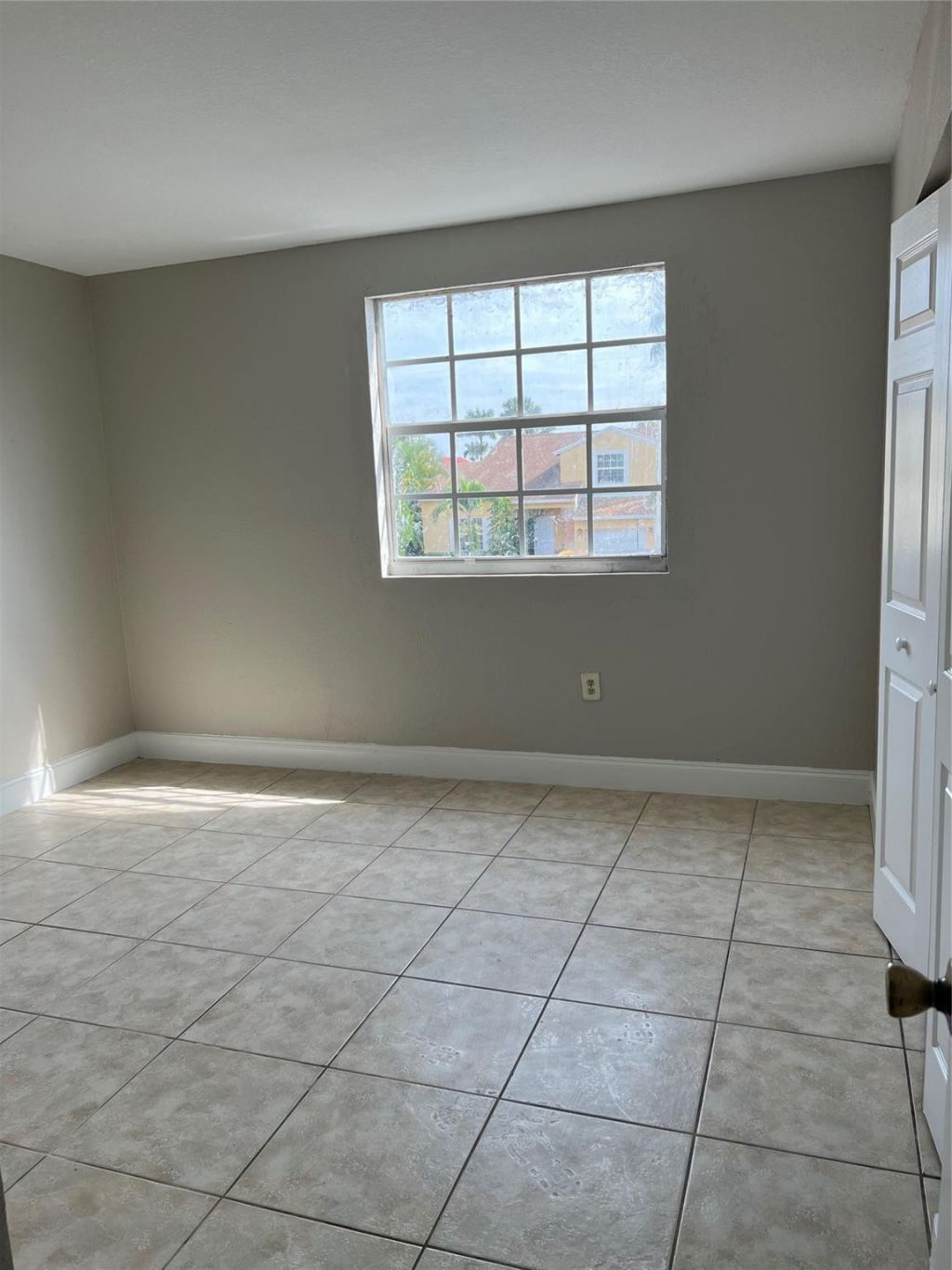 8265 NW 192nd Terrace, Hialeah, FL 33015 Photo