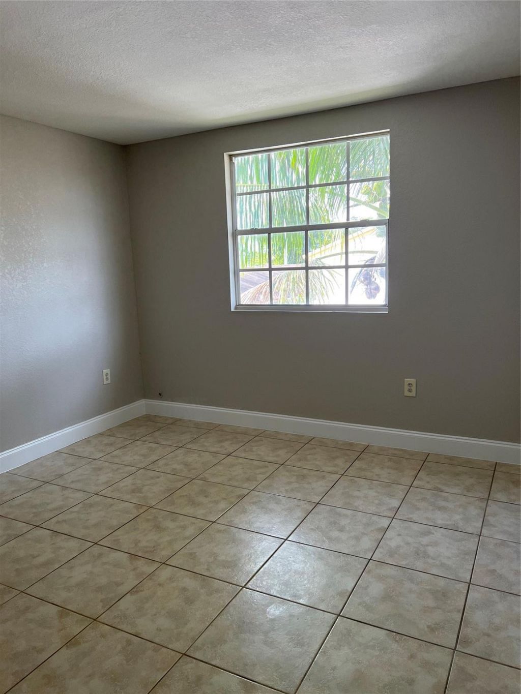 8265 NW 192nd Terrace, Hialeah, FL 33015 Photo