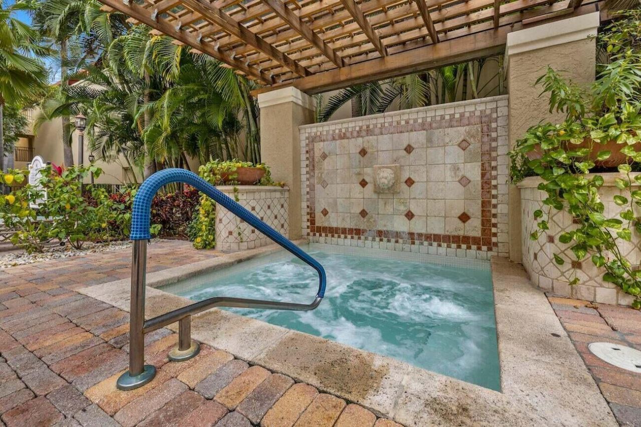 651 Okeechobee Boulevard, Unit 705, West Palm Beach, FL 33401 Photo