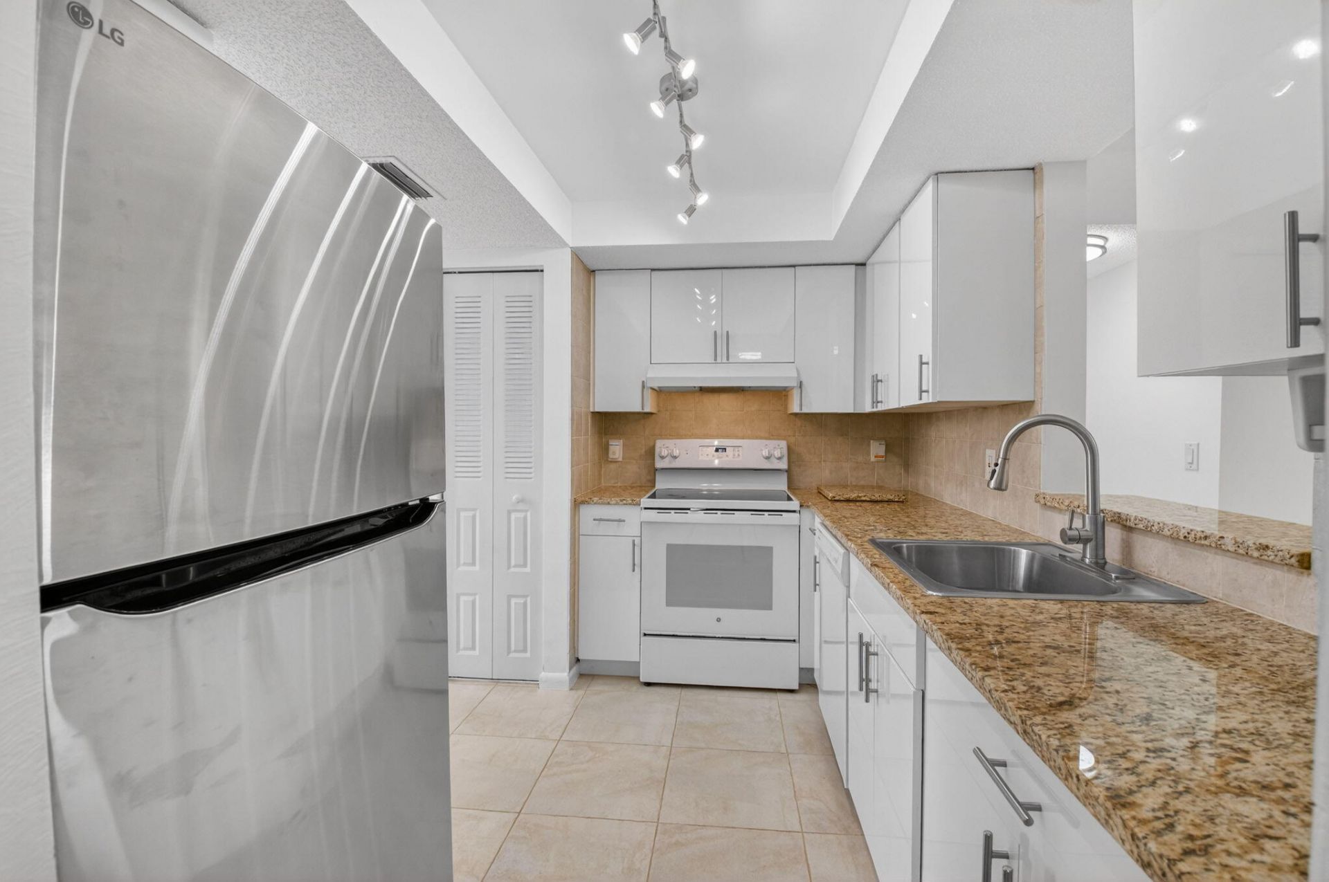 10 Willowbrook Lane, Unit 207, Delray Beach, FL 33446 Photo