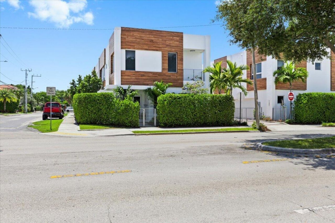 1255 NE 18th Avenue, Fort Lauderdale, FL 33304 Photo