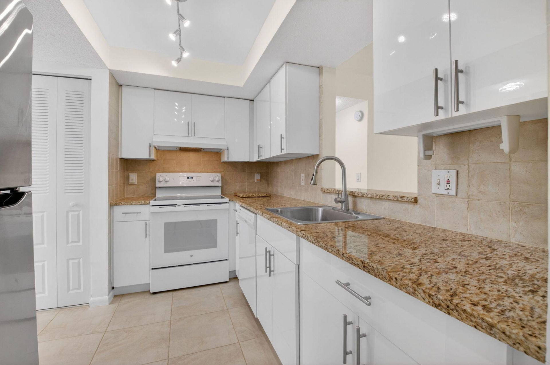 10 Willowbrook Lane, Unit 207, Delray Beach, FL 33446 Photo