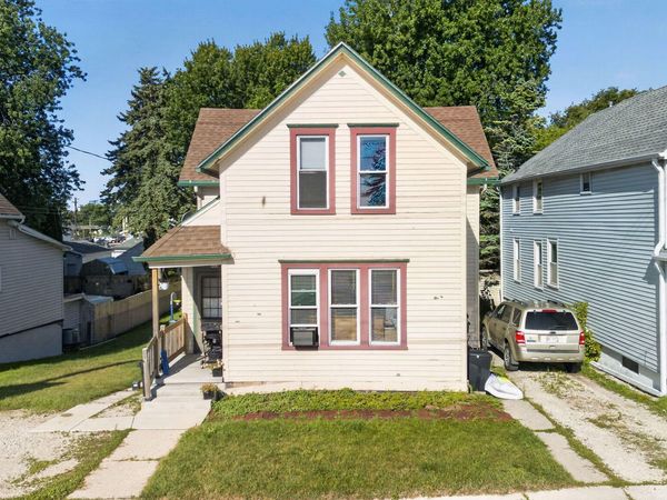 422 N 6th St, Manitowoc, WI 54220